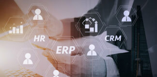 Właściciel przedsiębiorstwa szukający informacji na temat różnic między systemem ERP i CRM