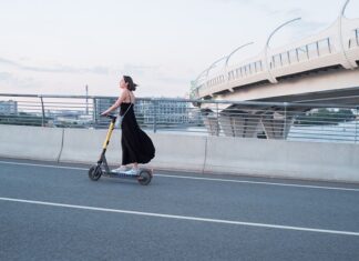 Co jest najczęstszym celem stosowania techniki SEO poisoning?